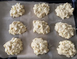 Formowanie porcji ciasta na ciasteczka a'la szarlotki