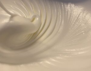 Malinowa rolada bezowa z kremem mascarpone - 2121ED18 10E9 4A4D 918A DD6FB150197F scaled e1583174162498