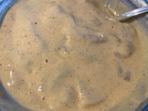 Kawałki kurczaka marynowane w cieście na domowe nuggetsy jak z KFC.