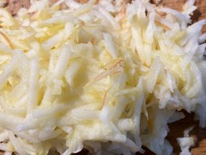 Tarte jabłko dodawane do soczystej surówki z kiszonej kapusty