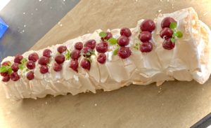 rolada bezowa z wiśniami