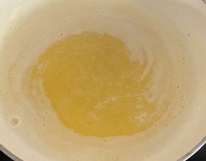 Roztopione masło na szybkie ciastka szarlotki