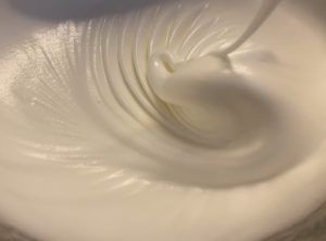 Ubijanie białek do puszystego ciasta