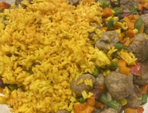 Kociołek meksykański z klopsikami i ryżem w trakcie przygotowania