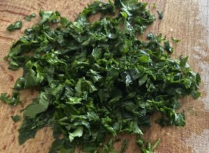 Świeża natka pietruszki do surówki z kiszoną kapustą