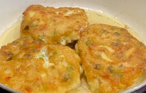 kotlety rybne podczas smażenia