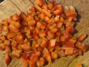 Pokrojona papryka jako składnik surówki z kiszoną kapustą.