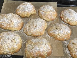 Gotowe szybkie ciasteczka szarlotki oprószone cukrem pudrem