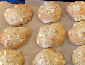 Maślane ciastka z jabłkami - 93B86E56 5641 4D11 8FDF 35589BF4CD15 scaled e1582630574213