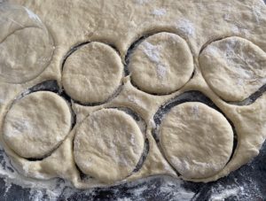 wykrawanie pączków na piwie z ciasta