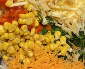 Składniki na surówkę z kiszoną kapustą