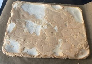 Studzenie bezy po upieczeniu przed przygotowaniem rolady