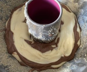 Nakładanie warstw ciasta na babkę zebra w foremce