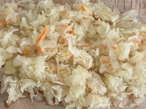 Siekanie kapusty na mniejsze kawałki przed przygotowaniem.