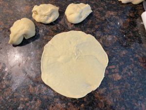 rozwałkowane ciasto na walentynkowe serca makowe