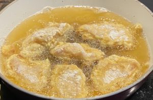 Smażenie domowych nuggetsów na głębokim oleju
