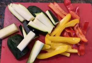 Pokrojona papryka i cukinia do pstrąga pieczonego w piekarniku