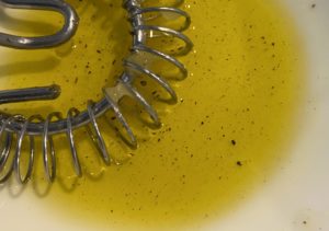 Sos na bazie oliwy i miodu do surówki z kiszoną kapustą.