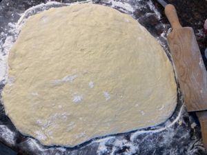 rozwałkowane ciasto na pączki