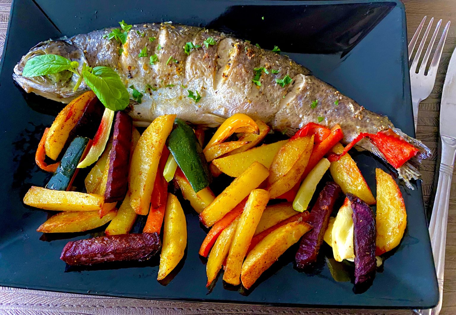 pstrąg pieczony z warzywami