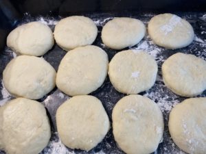 pączki na piwie przygotowane do smażenia