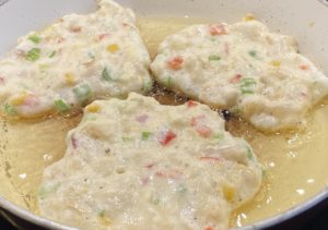 Smażenie kotletów rybnych na patelni