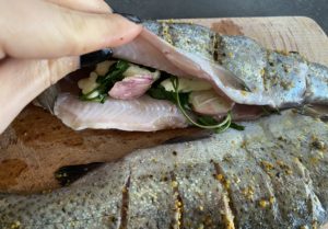 Farsz do pstrąg z piekarnika – masło, czosnek i natka pietruszki