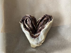 modelowanie walentynkowych serc makowych z rolowanego ciasta