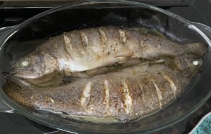 Pstrąg z piekarnika pieczony równocześnie z warzywnymi frytkami