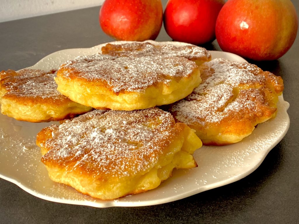 Racuszki drożdżowe z jabłkami i budyniem