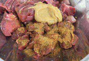 przyprawianie mięsa na pikantną wołowinę przed duszeniem w winie