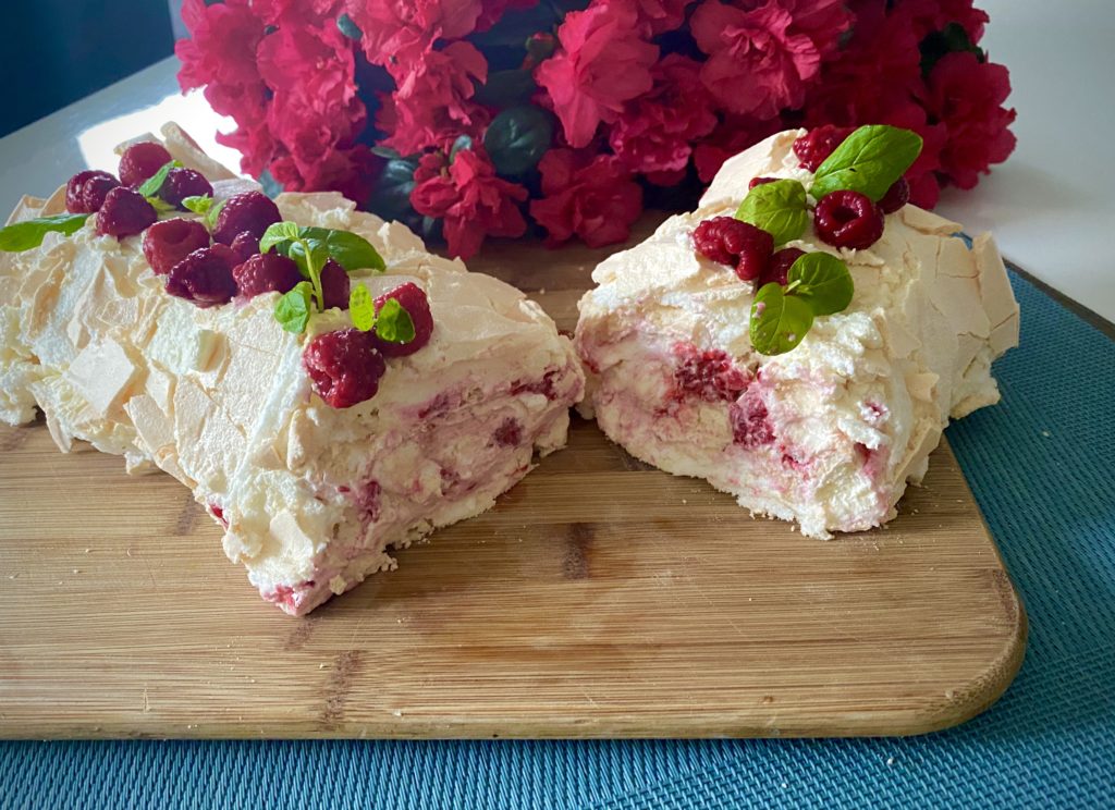 Malinowa rolada bezowa z kremem mascarpone