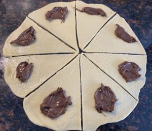 Trójkąty ciasta z czekoladą