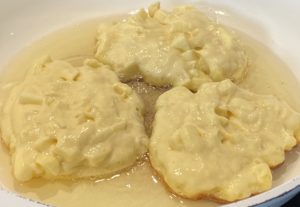 Racuszki drożdżowe z jabłkami i budyniem - 0C36DDCE 5D17 483C 9B5A 7B4FB7863647 scaled e1585417044872