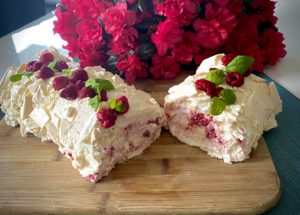 Malinowa rolada bezowa z kremem mascarpone