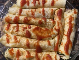 Smarowanie wierzchu naleśników zapiekanych ketchupem przed posypaniem serem