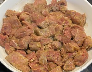 smażenie mięsa wołowego na patelni