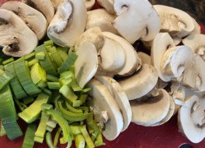 Plasterki pieczarek i pora przygotowane do szybkiego przepisu obiadowego