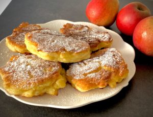 Racuszki drożdżowe z jabłkami i budyniem - 2667B22B 9C77 4F86 9383 7FB6C058D1F7 scaled e1585417548379