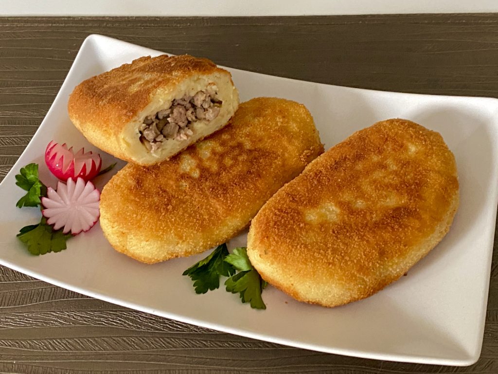 Krokiety ziemniaczane nadziewane mięsem i pieczarkami