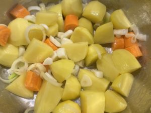 Warzywa podsmażane na maśle jako baza pod zupę czosnkową