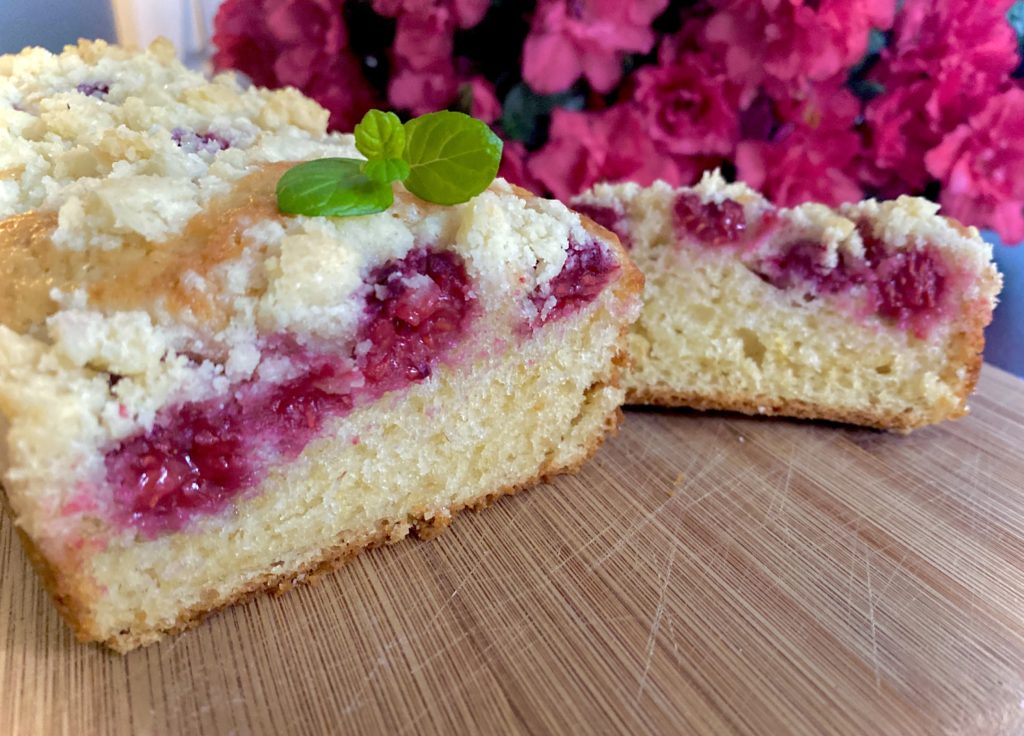 Wilgotne ciasto jogurtowe z malinami i kruszonką