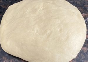 wyrabianie ciasta na bułki drożdżowe z dżemem i kruszonką