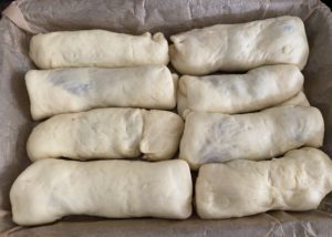 surowe bułeczki z dżemem ułożone na blasze