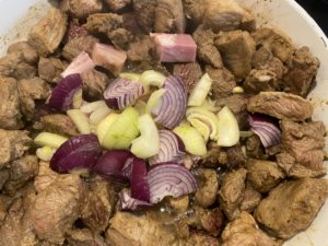 smażenie wołowiny z boczkiem i cebulą