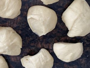 podział ciasta na bułeczki z dżemem