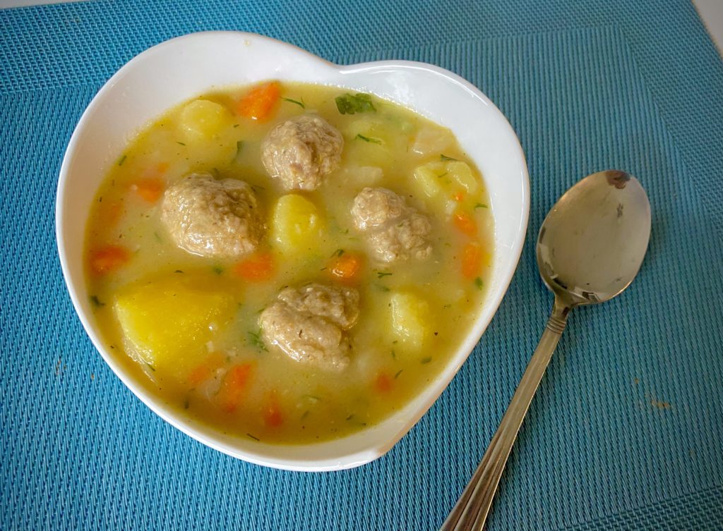 Pyszna zupa klopsowa