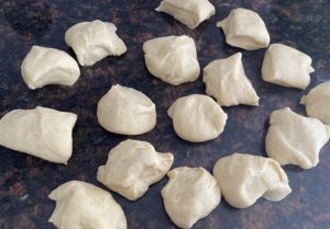 podział ciasta na słodkie bułki