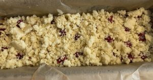 kruszonka na wierzchu łatwego ciasta jogurtowego