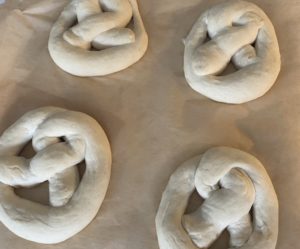 surowe precle przed gotowaniem w wodzie z sodą